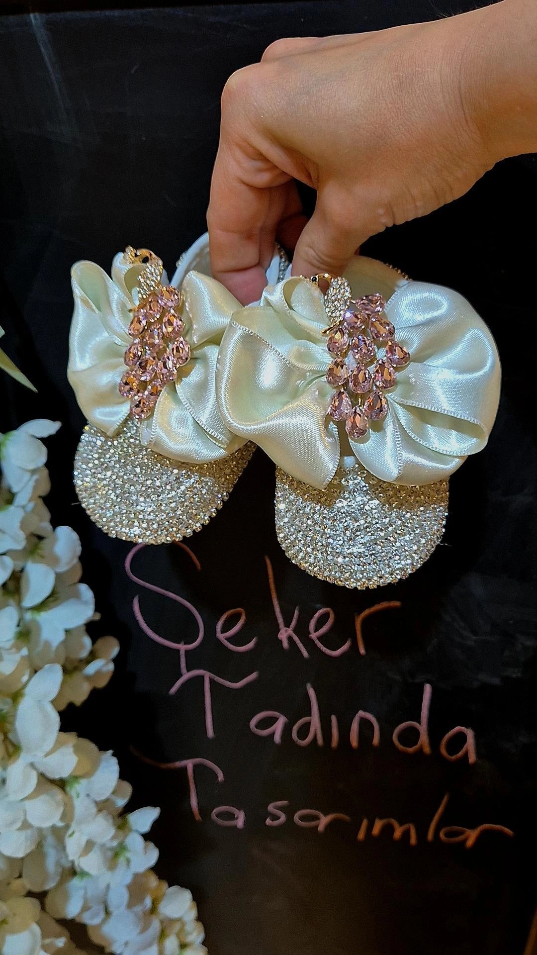 Tavus Kuşu Detaylı Taşlı Kız Bebek Hediyelik Ayakkabı